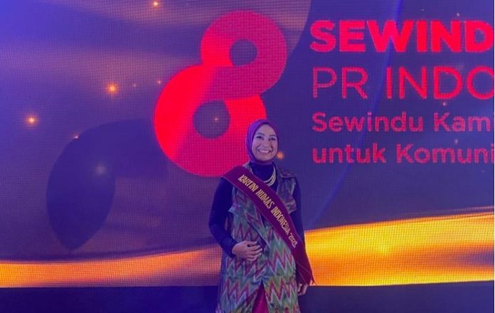 Fenny Sofyan, Communication and Investor Relations Manager PT Astra Agro Lestari Tbk, raih penghargaan Top 50 Kartini Humas Indonesia. Foto: Astra Agro