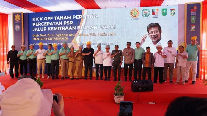 Kick off tanam perdana percepatan PSR jalur kemitraan binaan Gabungan Pengusaha Kelapa Sawit Indonesia (GAPKI) diharapkan dapat meningkatkan produktivitas CPO Indonesia. Foto: GAPKI