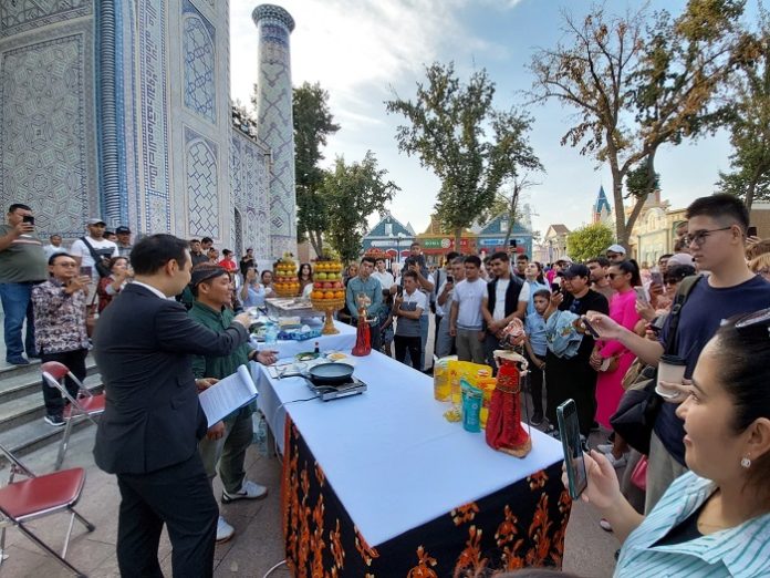 Chef Khamdun, seorang diaspora Indonesia di Uzbekistan saat melakukan demo memasak dalam acara Indonesian Night di Tashkent. Foto: GAPKI