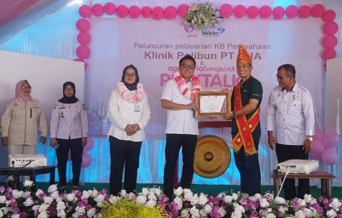 Bupati Morowali Utara Delis Julkarson Hehi (keempat dari kiri) meresmikan peluncuran Pelayanan KB Perusahaan sekaligus menyerahkan penghargaan kepada PT. Agro Nusa Abadi (ANA). Foto: Agro Nusa Abadi
