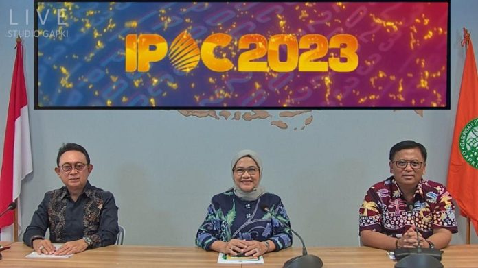Ketua Umum GAPKI Eddy Martono, Ketua Panitia IPOC 2023 Mona Surya, dan Sekretaris Jenderal GAPKI Hadi Sugeng memberikan keterangan pers gelaran 
