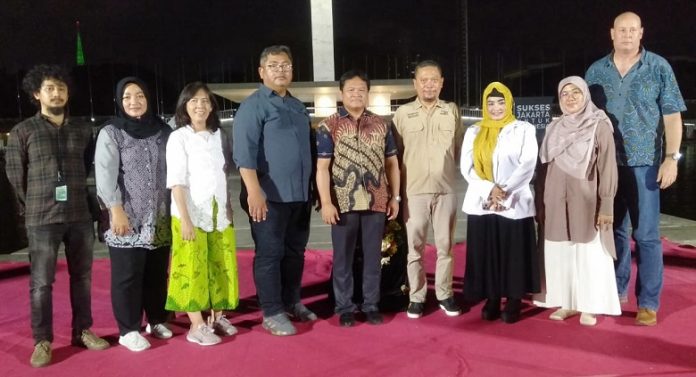 Kepala Biro Hubungan Masyarakat KLHK Nunu Anugrah (baju batik di tengah) bersama Panitia Penyelenggara Kehati Expo 2023. Foto: KLHK