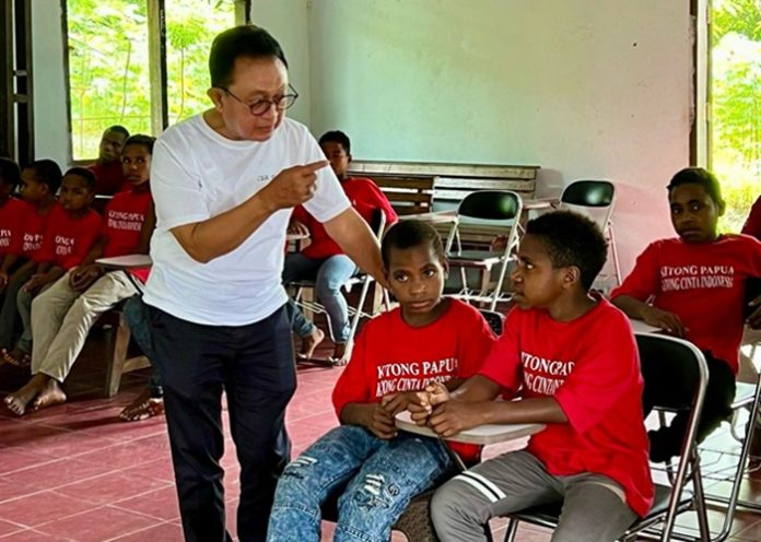 Ketua Umum GAPKI Eddy Martono berbincang-bincang dengan anak-anak dari Yayasan Laskar Kristus. Foto: GAPKI