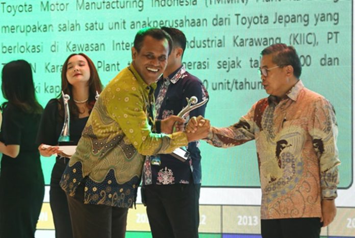 Mill Manager PT. Rigunas Agri Utama PMKS Bungo Tebo, Sangal Leoward Butar-Butar, menerima penghargaan PROPER Hijau dari Kementerian Lingkungan Hidup dan Kehutanan (KLHK). Foto: Asian Agri