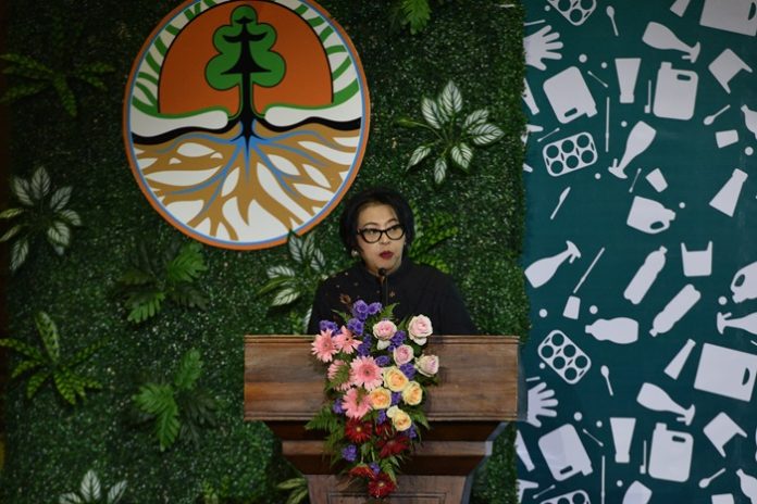 Direktur Jenderal PSLB3 Rosa Vivien Ratnawati menyatakan, urusan sampah harus menjadi bagian dari solusi terhadap triple planetary crisis yang dihadapi masyarakat global saat ini, yaitu climate change, biodiversity loss, dan pollution. Foto: KLHK