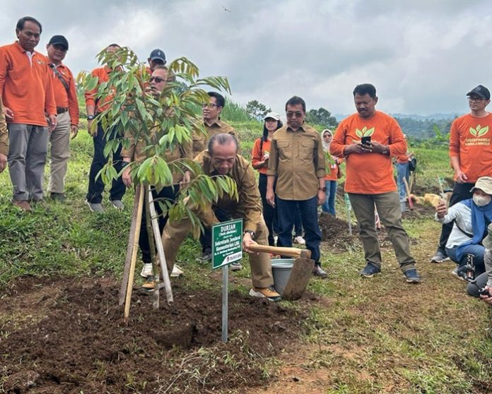 Sekretaris Jenderal Kementerian Lingkungan Hidup dan Kehutanan (KLHK) Bambang Hendroyono memimpin acara penanaman pohon di Provinsi Jawa Timur. Foto: KLHK